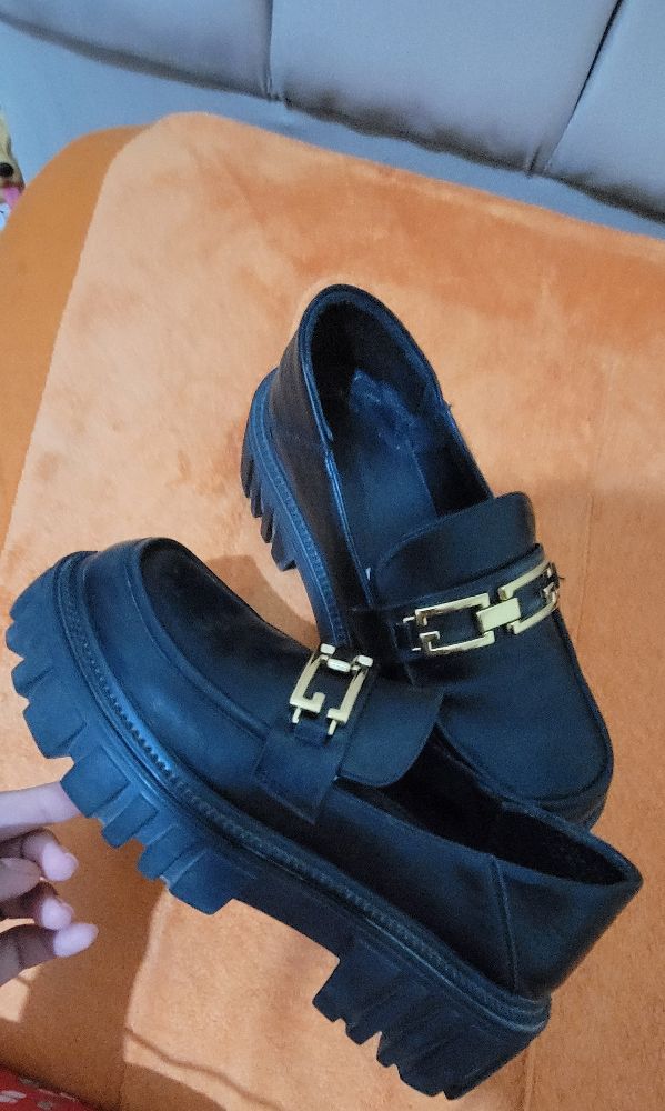 chaussure noir mefiha hata defaut juste lasa9tlou hajet mel west bech ywali yji 9adi ena nelbs 37 w howa 38