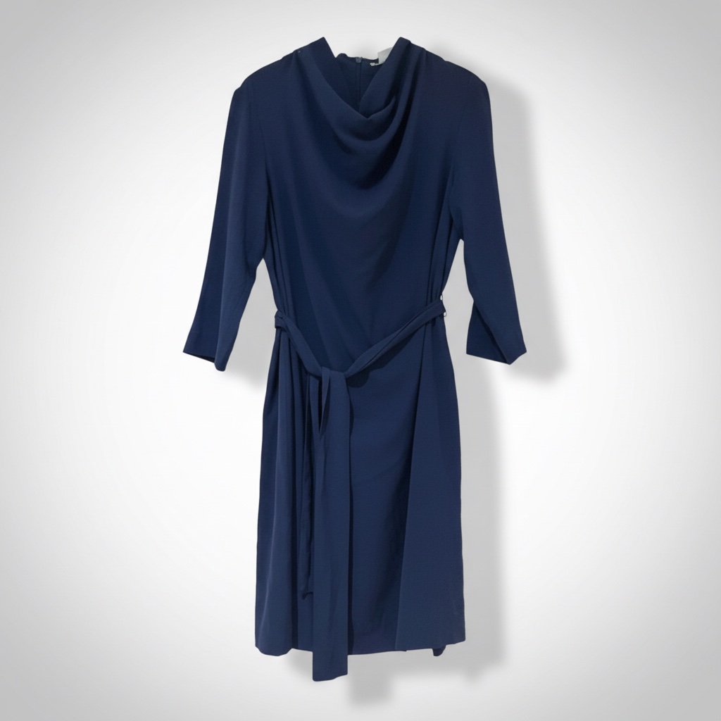 Jolie robe  coupe droiteavec col bénitier