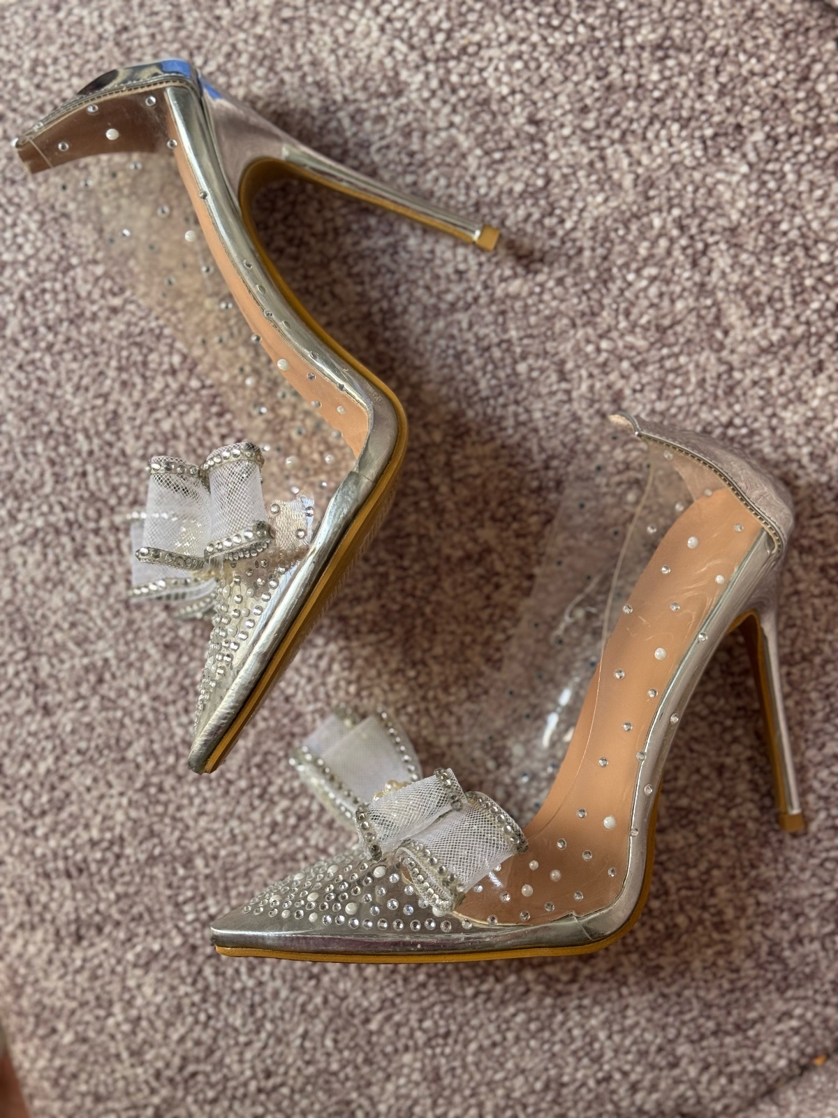 Escarpins argentés à talons hauts avec nœud et strass ✨