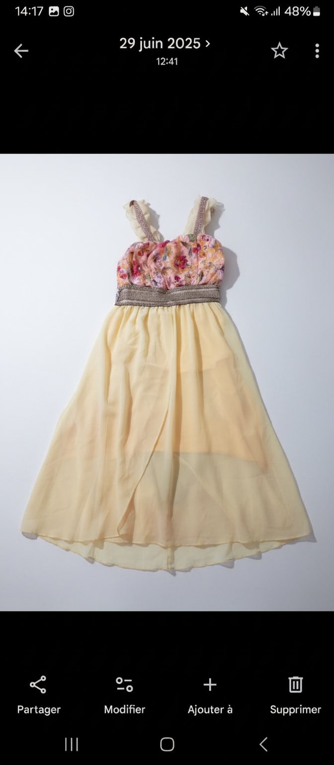 Robe jaune simple et élégante
