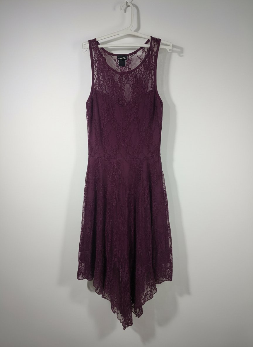 Robe en dentelle bordeaux sans manches