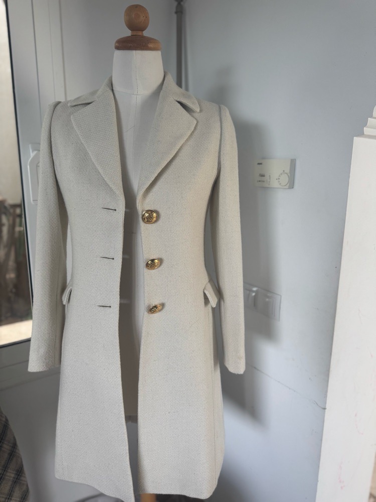 Manteau blanc aux boutons dorés 