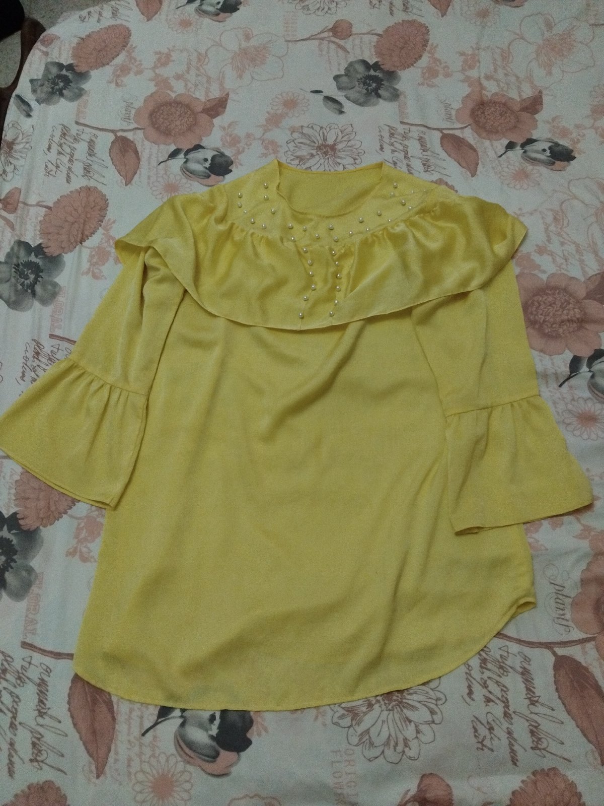 Chemise jaune avec des perles