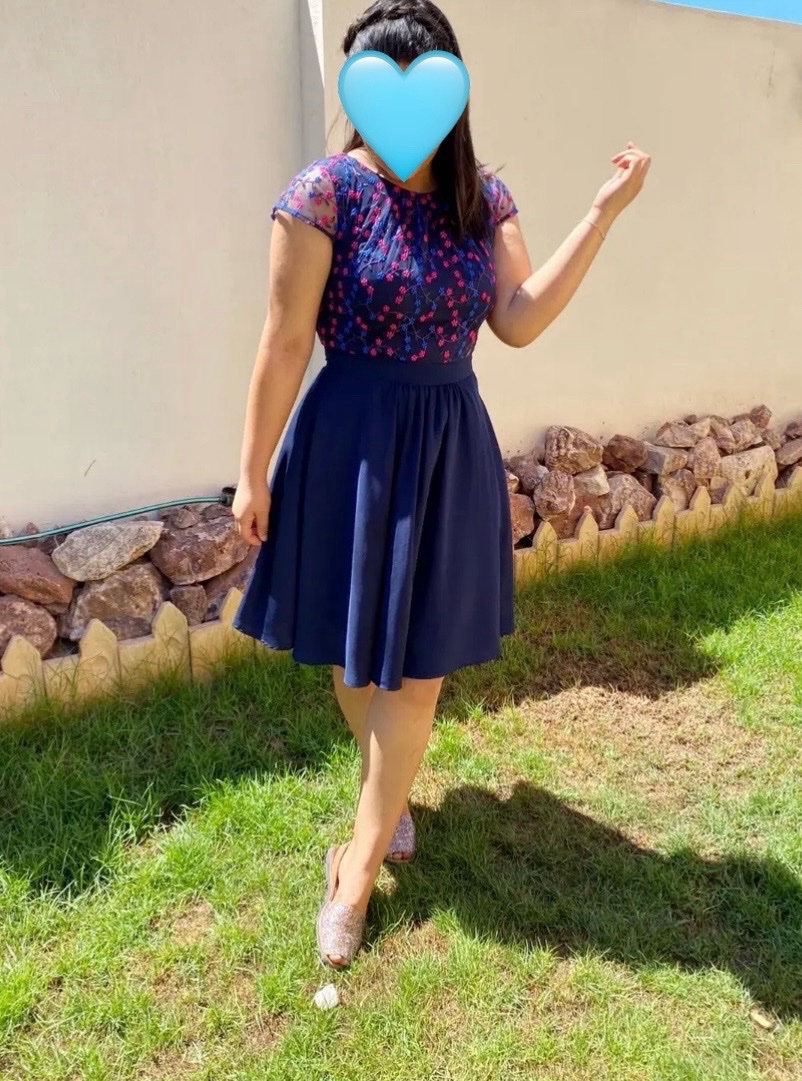 Robe jeune en bleu marine et rose 