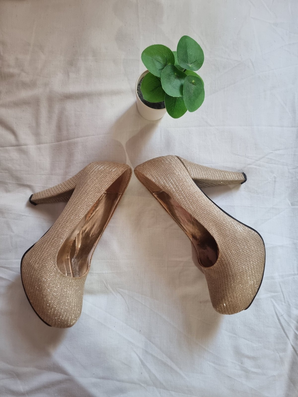 ESCARPINS EN DORÉ 🌼🌼 POINTURE 39 🌼🌼 
