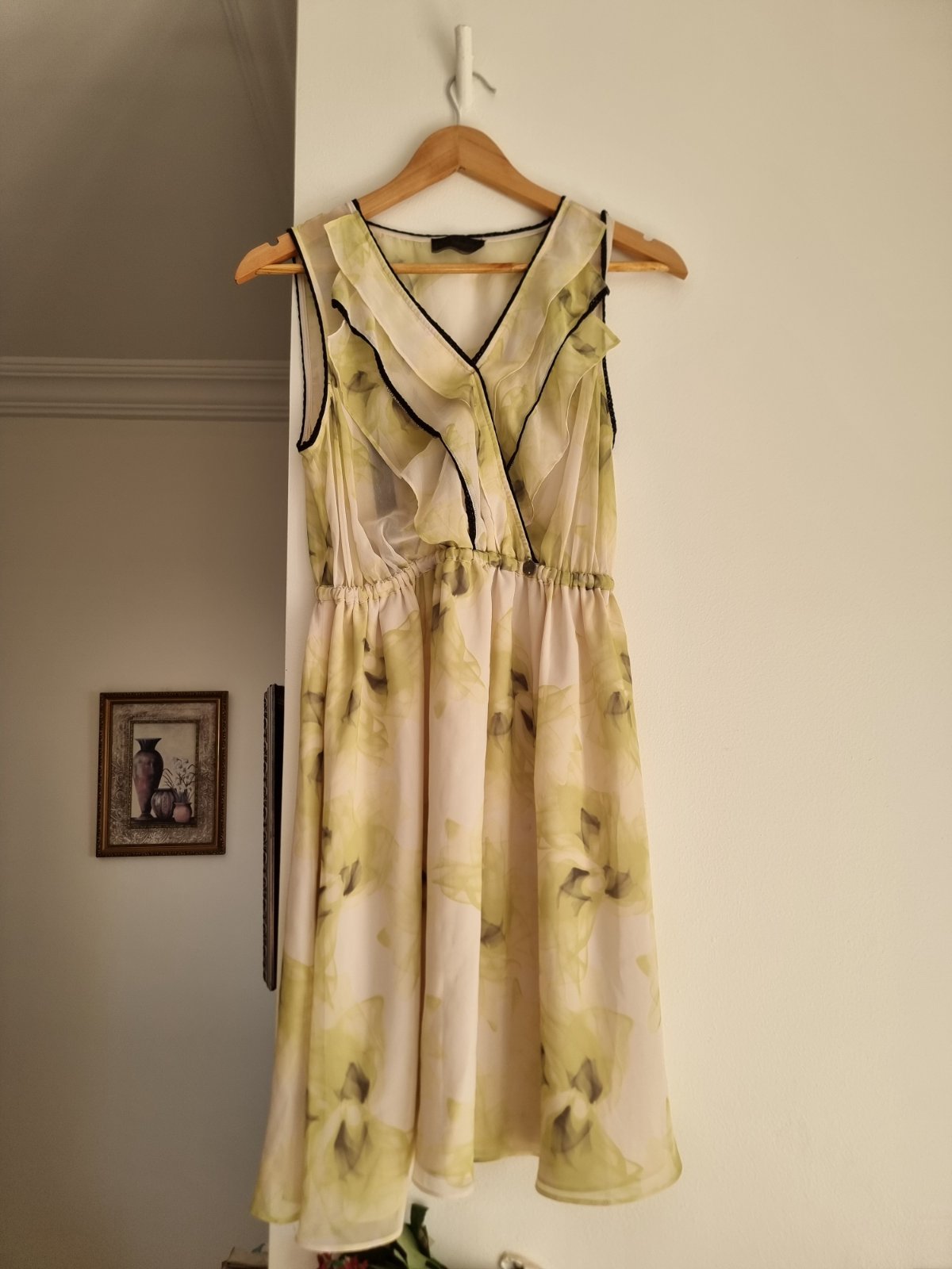 ​🌸🌸 Sublime Robe GUESS Imprimé Floral Vert et Crème - Style Cœur Croisé 🌸🌸