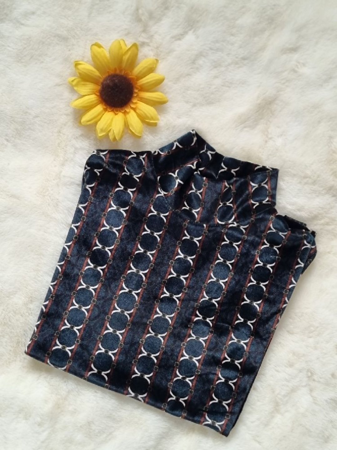 Pull en velour 🌷🌷 en trés bon état 🌷🌷 MULTICOLORES