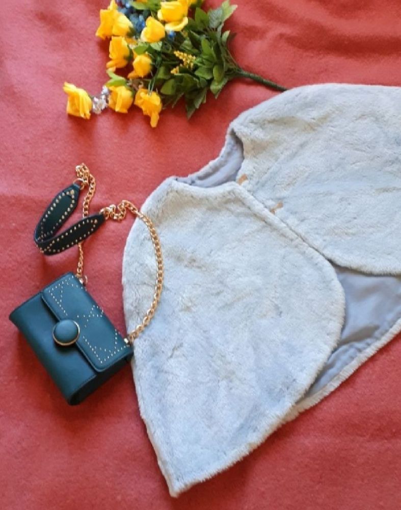 Cap en forure 🎀🎀 Bleu ciel 🎀🎀 en trés bon état 🎀🎀à bas prix