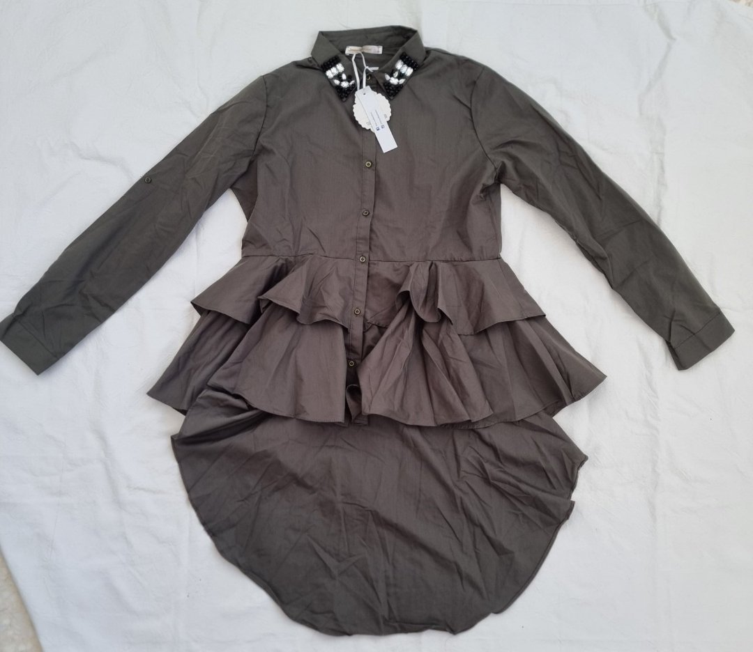 Magnifique chemise asymétrique de la marque Jennyfer avec de superbes détails perlés sur le col et des volants élégants🌸tlabes taille S 🌸 neuve avec étiquette🌸 