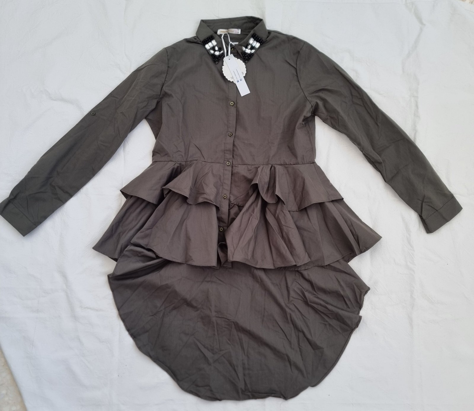 Magnifique chemise asymétrique de la marque Jennyfer avec de superbes détails perlés sur le col et des volants élégants🌸tlabes taille S 🌸 neuve avec étiquette🌸 