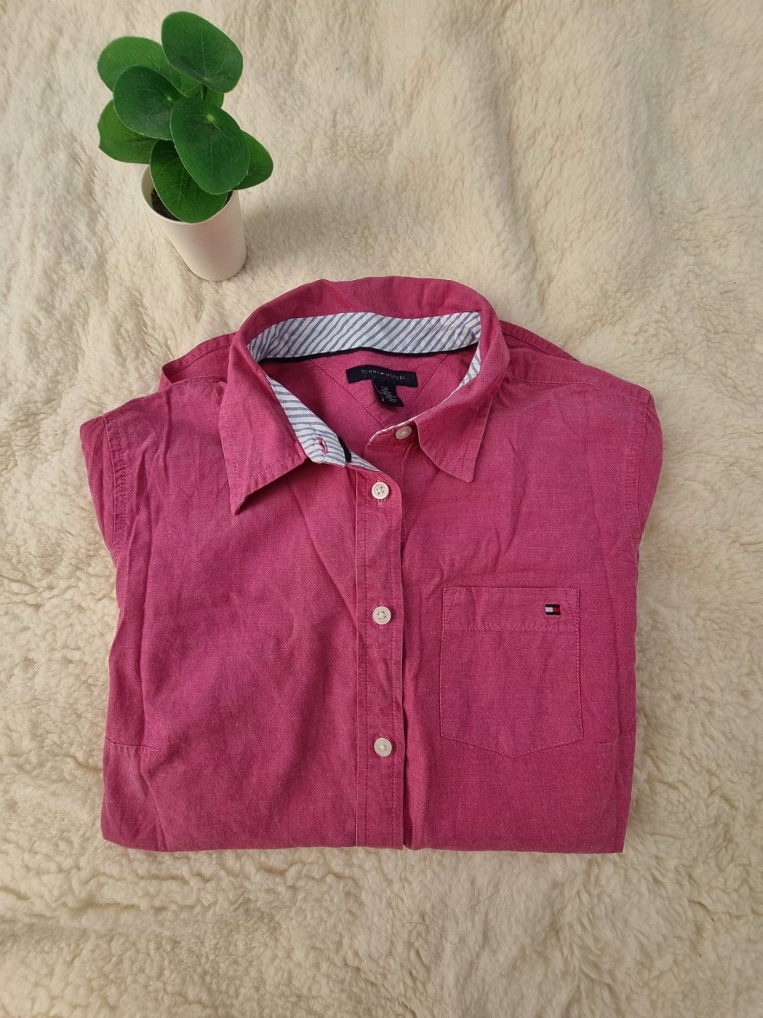 Chemise à manches longues rose de Tommy Hilfiger, mise en valeur par ses poignets à rayures contrastantes🎀🎀 100% EN COTTON 🎀🎀