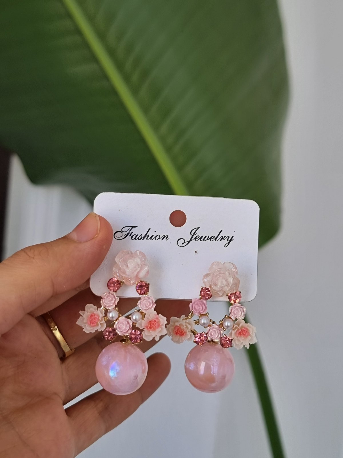 Boucles d’oreilles pendantes fleurs & perles 🌹