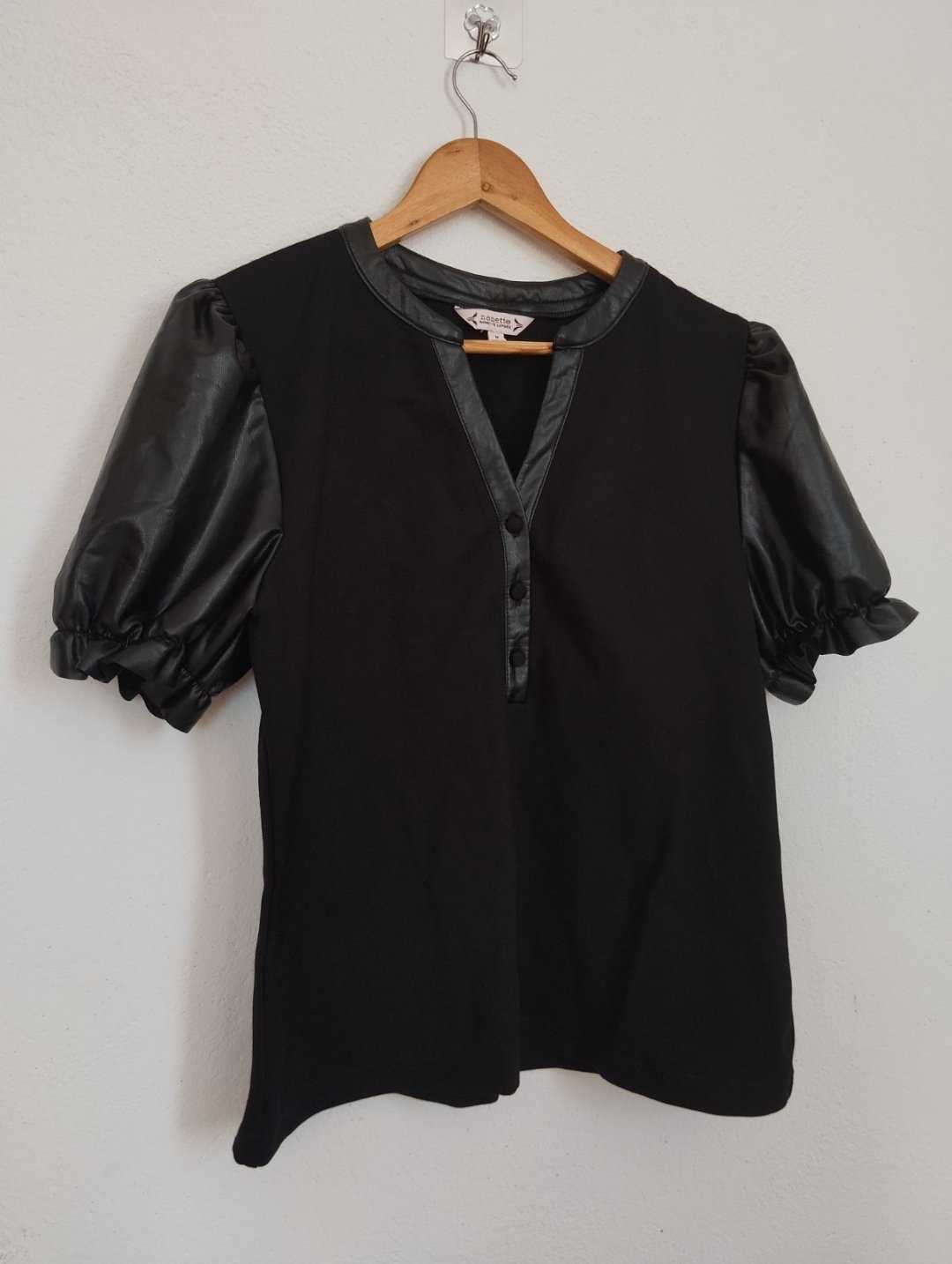Pull noir avec des détails en simili cuir 🦋🦋 taille M 🦋🦋 en trés bon état