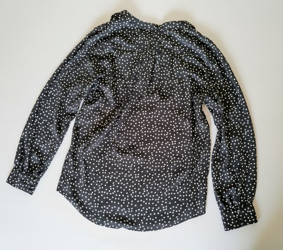 Jolie Chemise noir à pois blancs .
