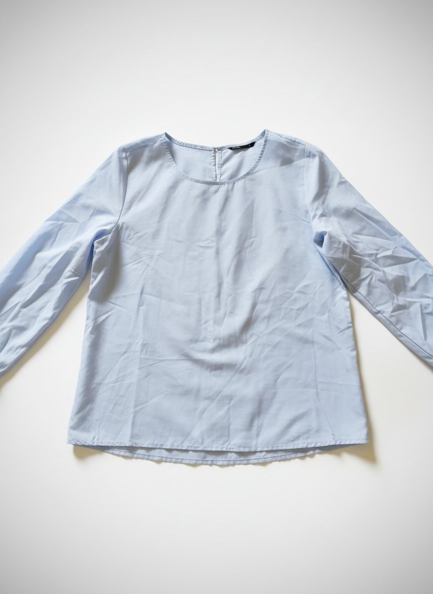 Chemise bleu ciel ,fine et élégante.