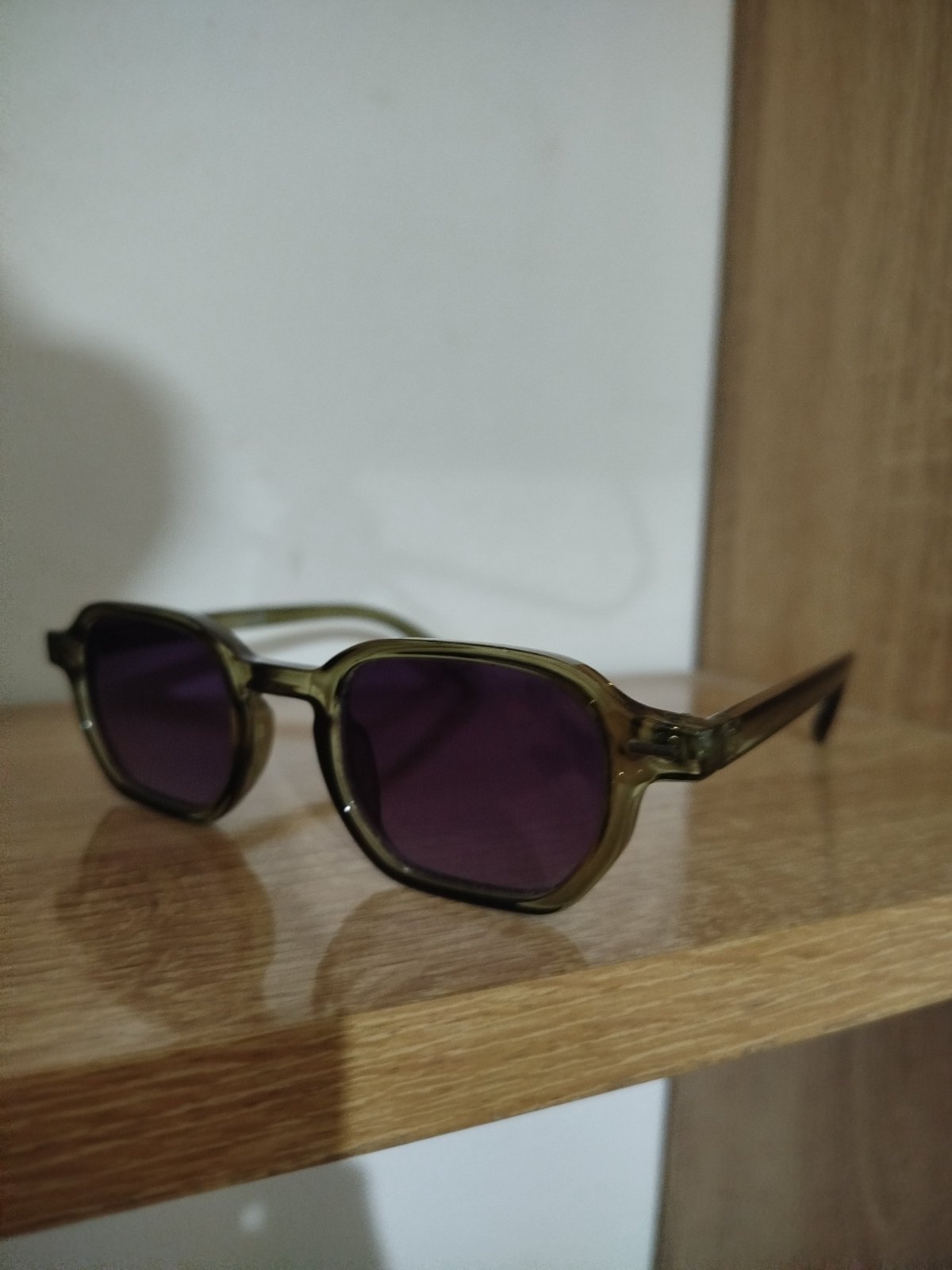 Lunettes de soleil élégantes mixte pour femme ou homme .