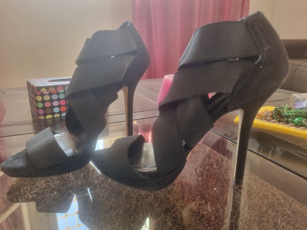 Des Sandales tallons Zara en noir