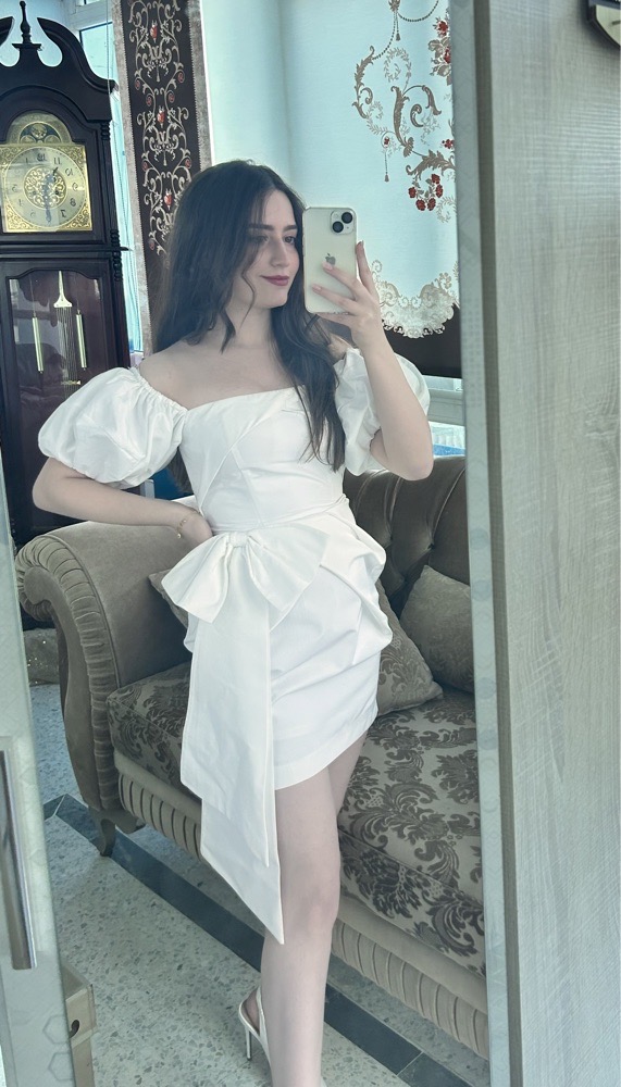 Robe blanche avec papillon