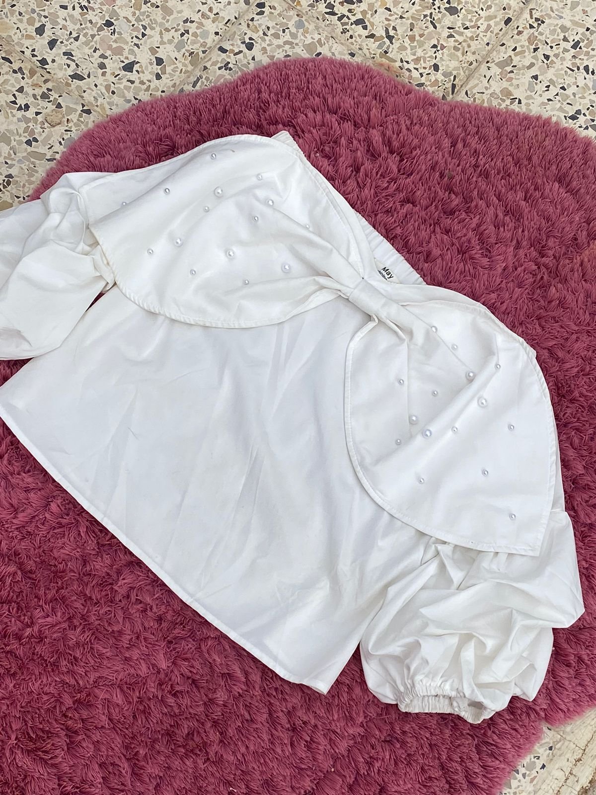 Chemise chic avec des perles , les mains bouffantes ,
