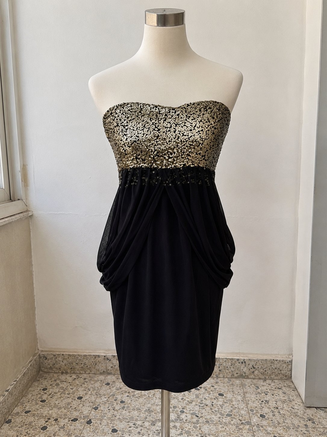 Robe soirée et chic avec haut entièrement doré, tissu fluidedoré  orné de sequins dorés