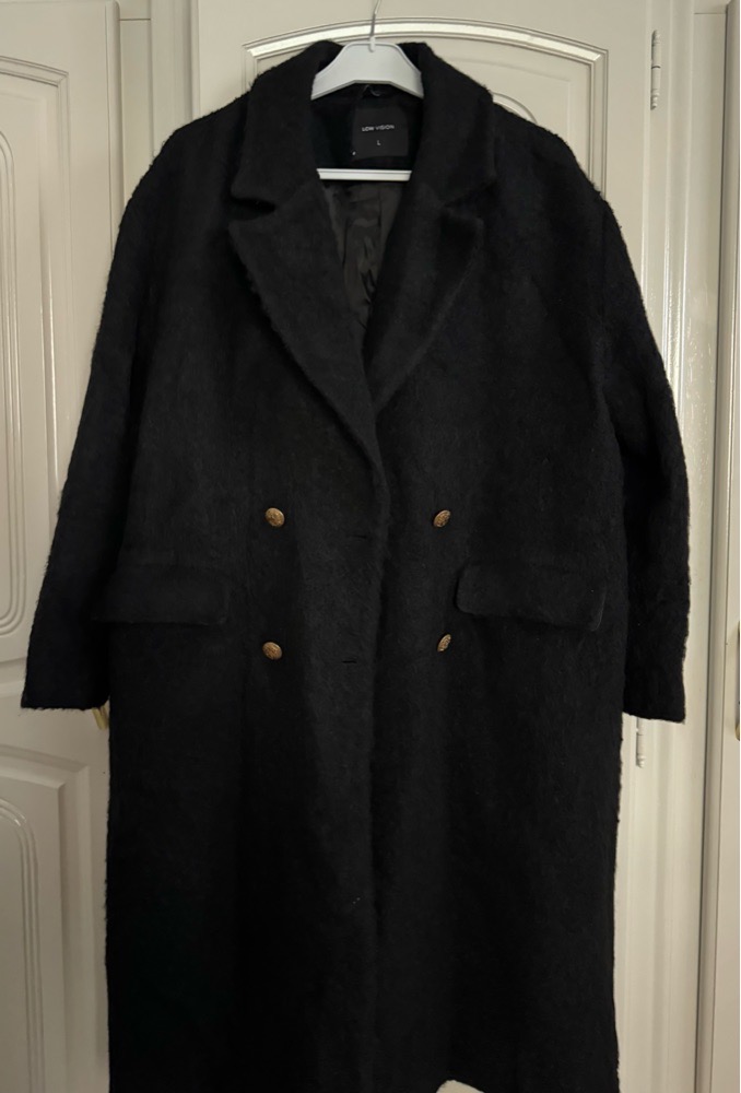 Manteau noir langue 