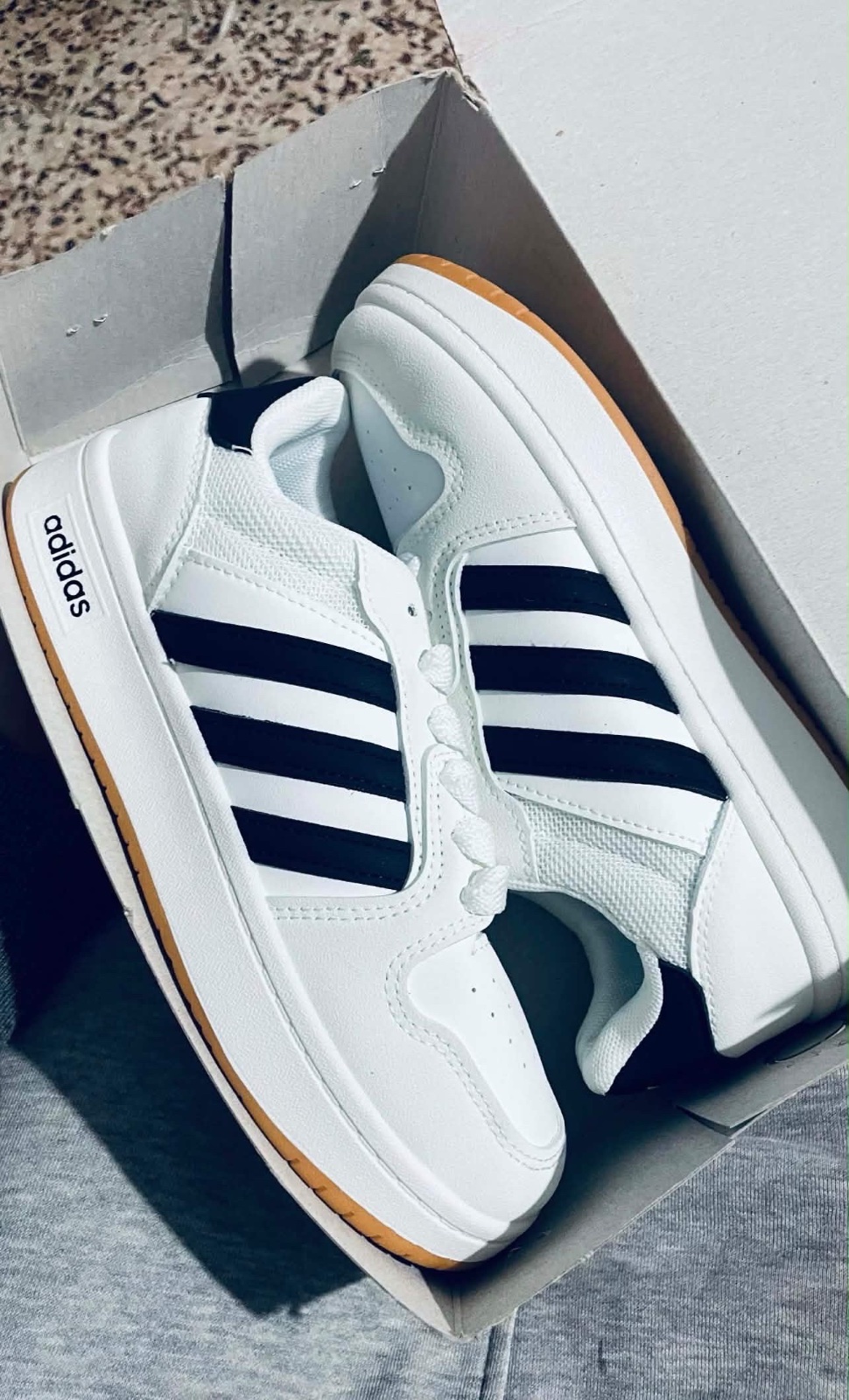 Baskets Adidas Blanches et Noires - Neuves en Boîte
