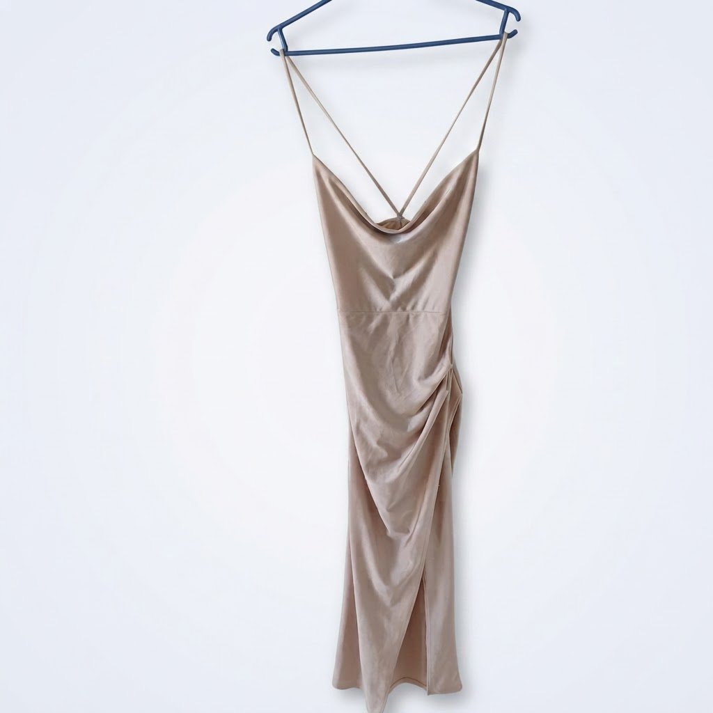 Robe longue satinée champagne à bretelles croisées et fente taille M