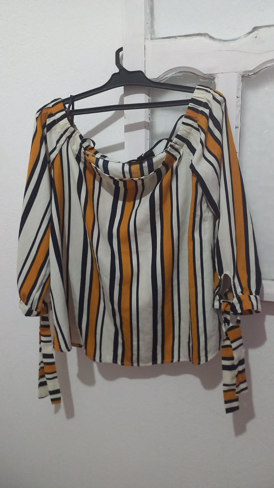 Chemise simple u medhkhma  tlabes 38 et 40 jdida malbesteha 7ata lebsa majetch 9addi 40