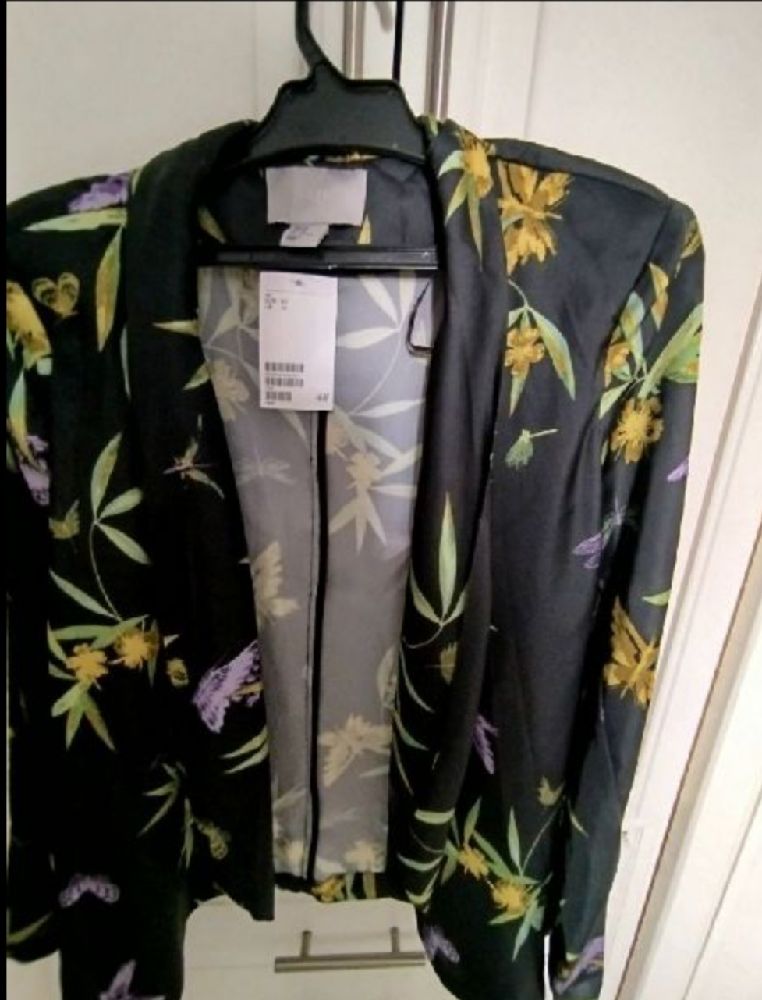 🌿🌺🌹🌼🦋🌸🌷🌼 Belle veste noire satinée fleurie