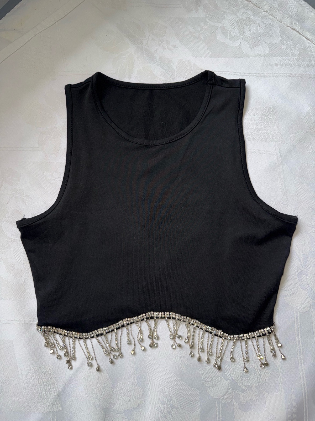 Top noir avec details en cristaux