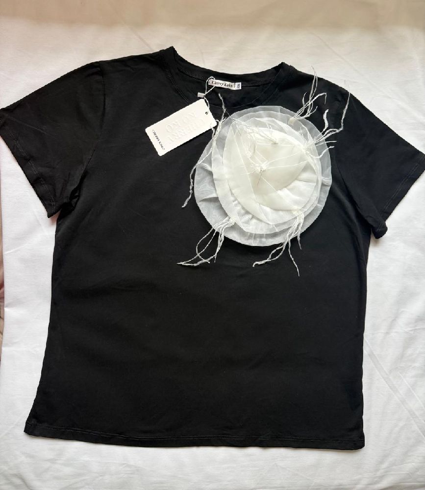 T-shirt noir avec fleur blanche
