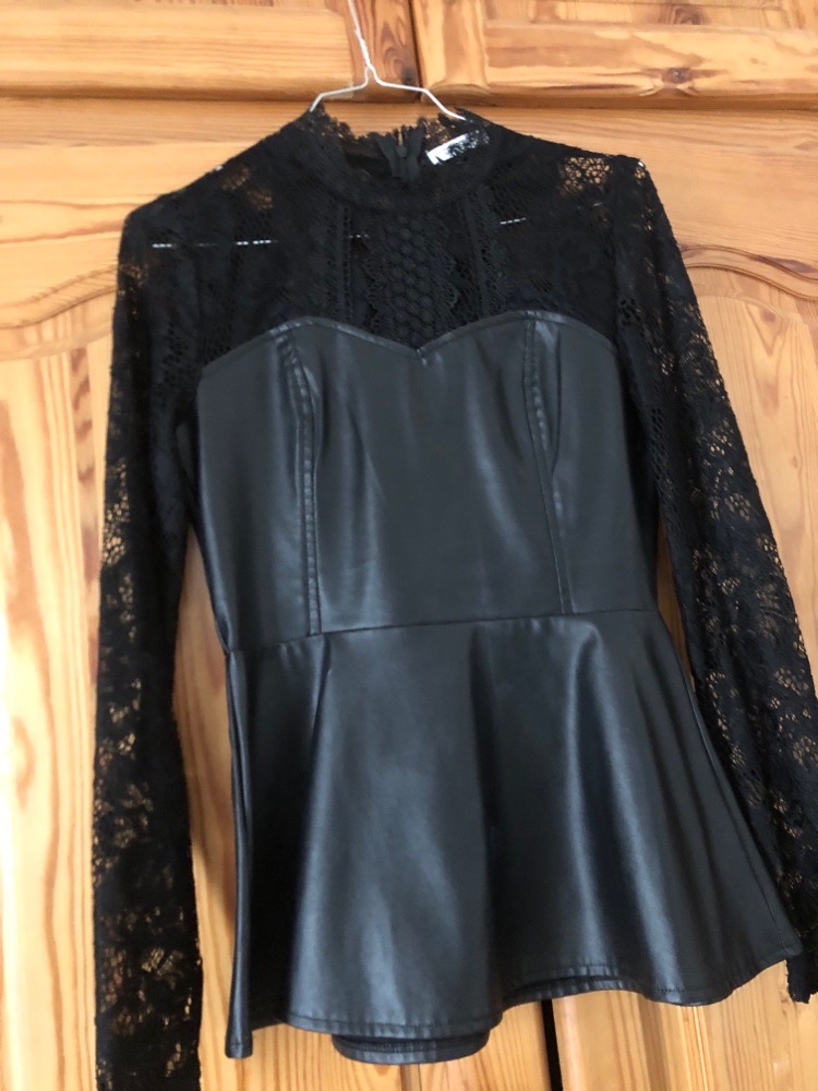 Chemise noir en cuir avec  des manches  dentelle
