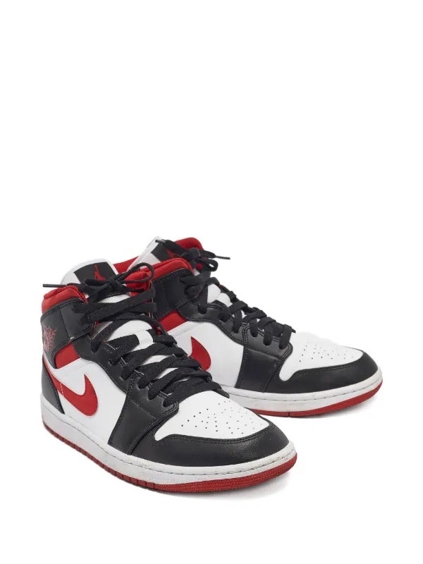 Baskets Nike Air Jordan 1 Mid dans le coloris "Black Toe"