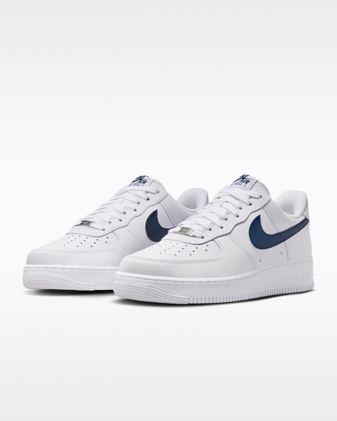 Nike Air Force 1 blanche avec des détails bleu marine foncé,