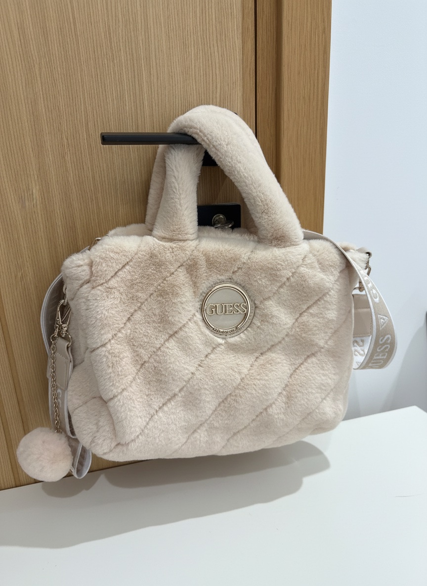 Sac a main rose de la marque guess 