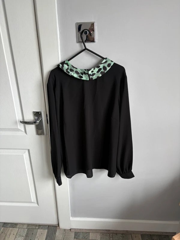 Et Vous black blouse shirt green leopard collar