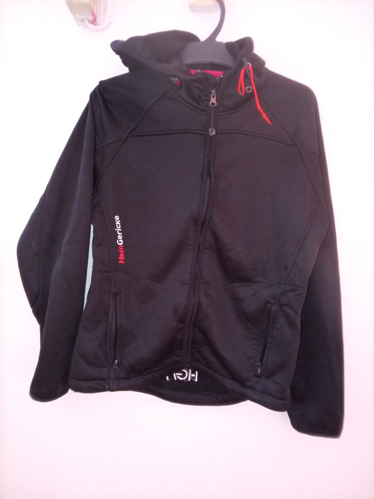 Capuche garçon noire et rouge en très bon état 💥 Heingerick 