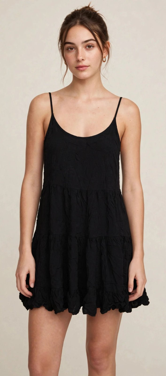  robe courte évasée à étages / volants • Couleur: Noir • Taille: One Size (convient S / M, coupe fluide) • Matière: Tissu froissé léger, très agréable pour l'été
