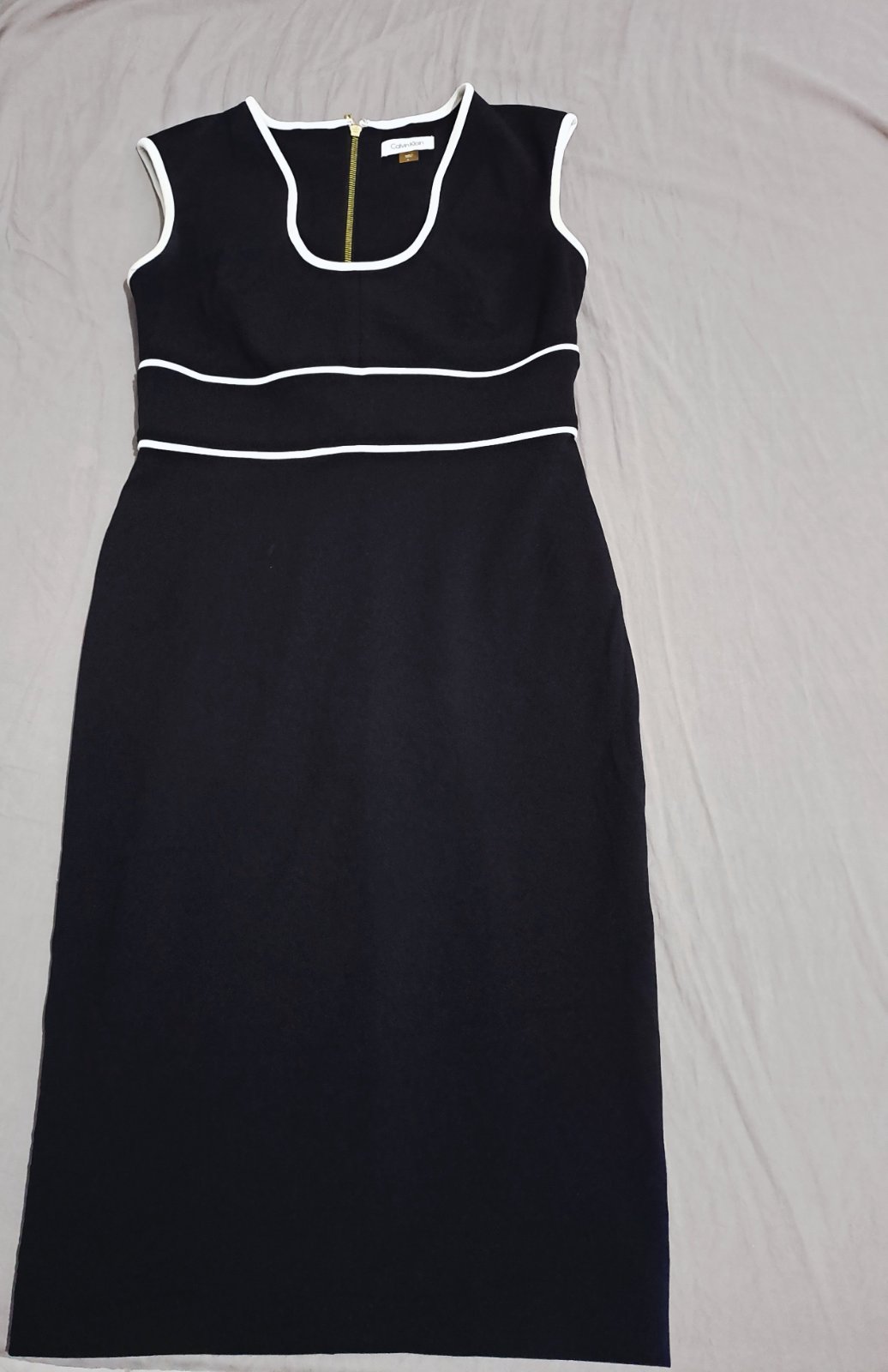 Robe Calvin Klein authentique avec code série 
