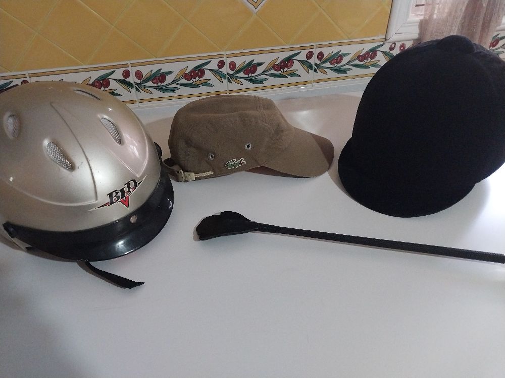 Matériel équitation + casque  moto+casquette Lacoste