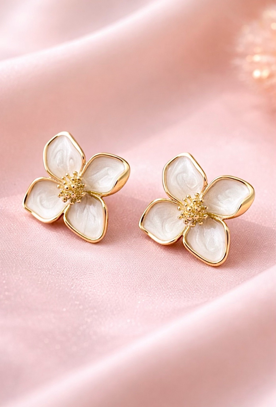 Boucles d'oreille fleur blanche