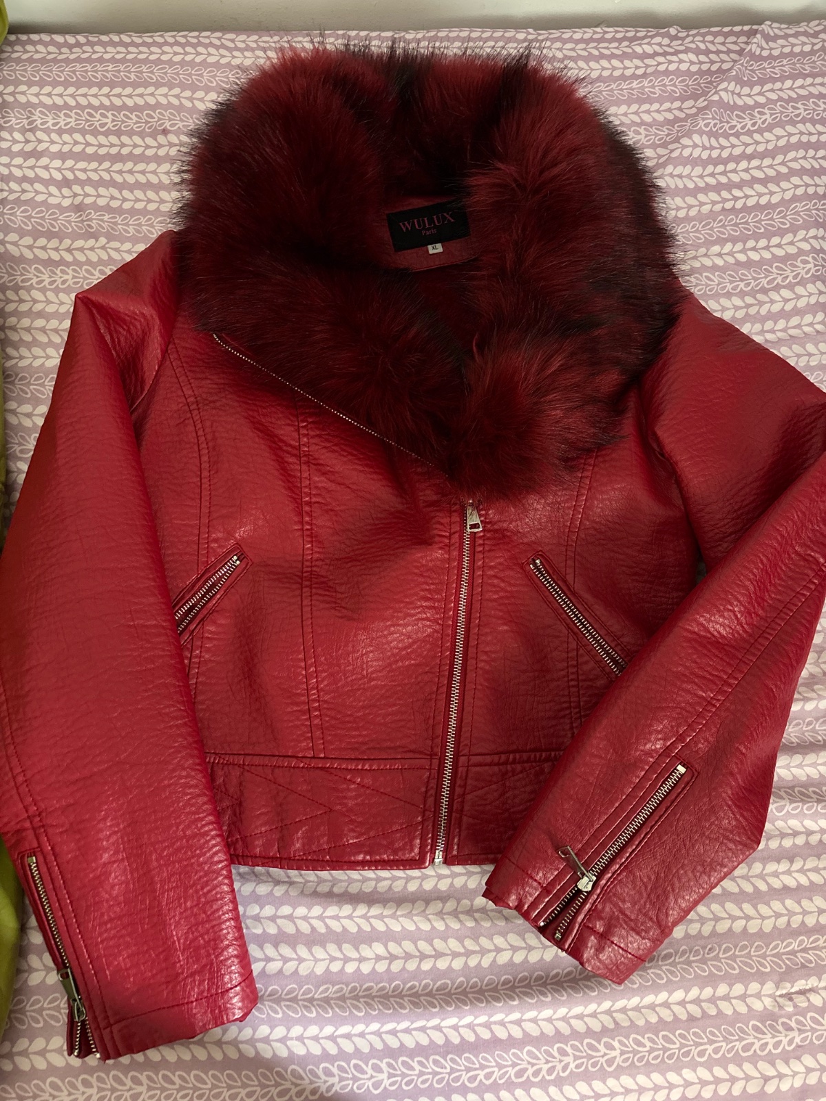 Veste rouge iconique 🔥 Col en fourrure, intérieur tout doux, parfaite pour un look chic et audacieux. Taille XL – état neuf.