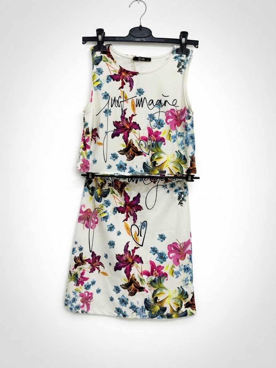 L'article sélectionné est un ensemble deux pièces d'été pour femme de couleur blanc cassé, orné d'un imprimé floral multicolore vif