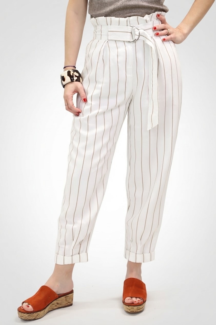 Ce pantalon à rayures de style paperbag se caractérise par sa coupe ajustée ou cigarette, sa teinte blanc cassé/crème et ses fines lignes verticales sombres
