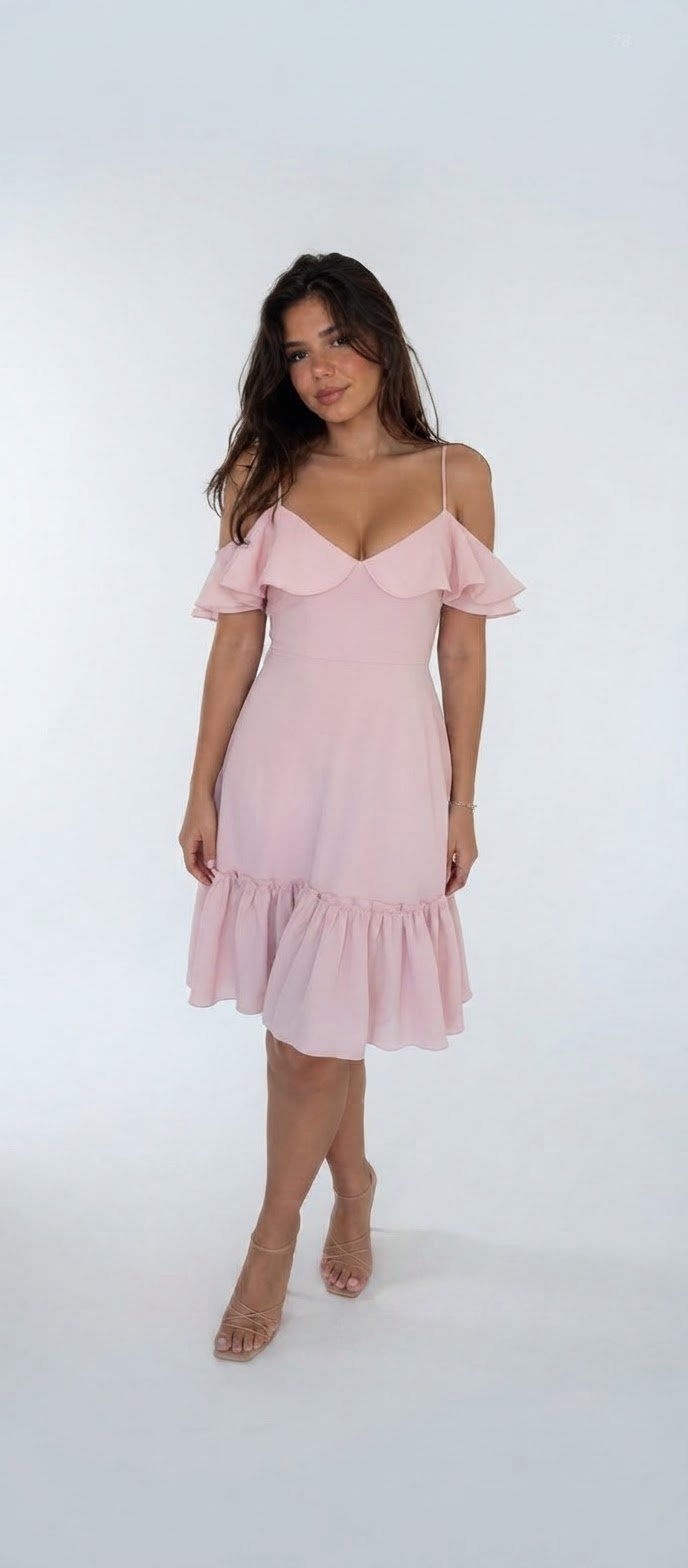 Robe mi-longue rose poudré à épaules dénudées et volants