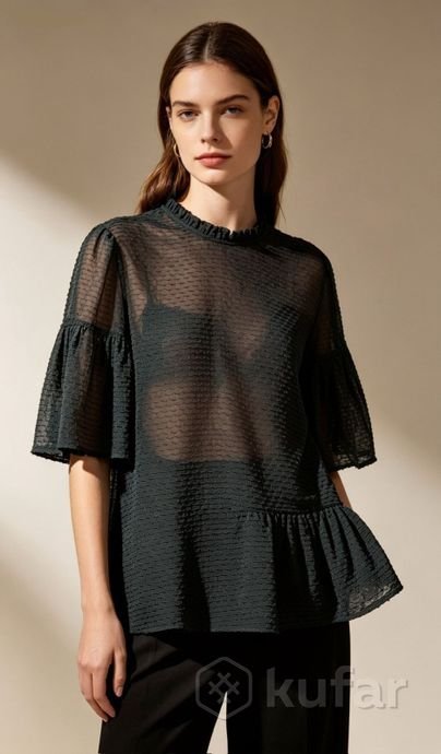 Blouse noire texturée à volants et manches mi-longues