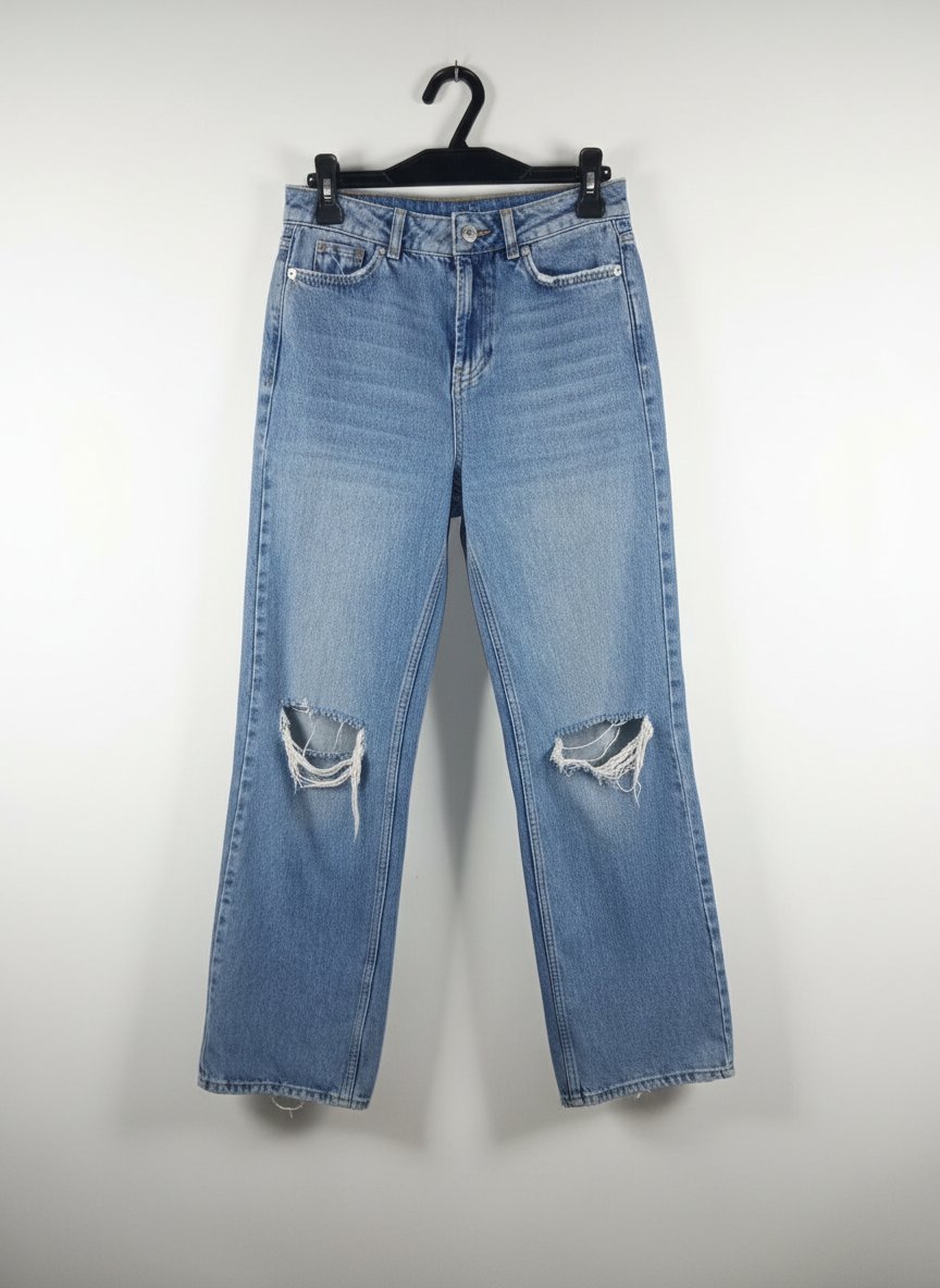 Jean denim bleu clair coupe droite, genoux déchirés 👖