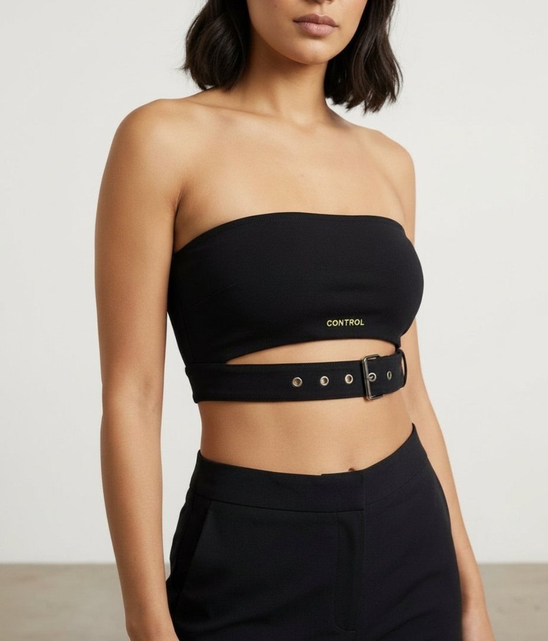 Haut court noir style "Control" avec ceinture intégrée 