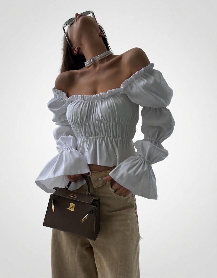 Blouse bohème chic blanche à épaules dénudées et manches bouffantes