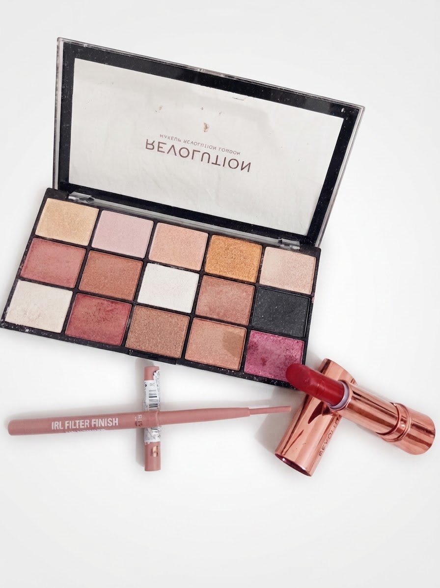 Lot Makeup Revolution London original (Palette fards, Rouge à lèvres, Lip Definer) - Acheté en juillet sur le site officiel - Comme neuf